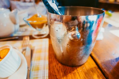 Bir tabak içinde domates çorbası