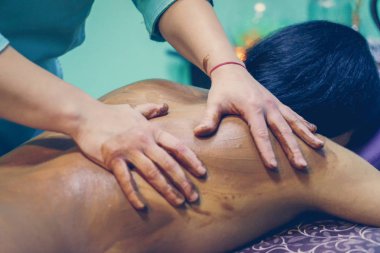 Spa salonunda çikolata masajı