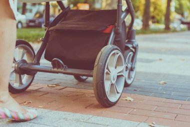 bebek arabası ve ayak üzerinde tekerlekler