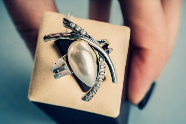 Güzel gümüş yüzük yakın