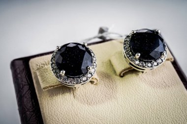 Taşlar Gümüş Küpe