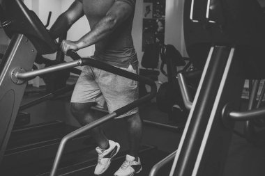 Spor salonunda vücut geliştirmeci