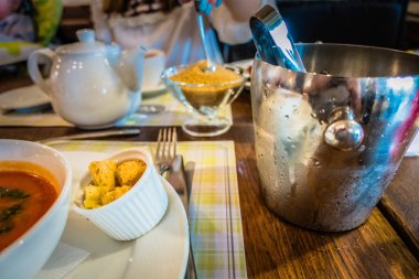 Bir tabak içinde domates çorbası