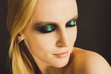 Makyaj yeşil gölgeler ile