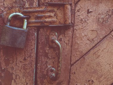 eski kapıyı kilitle