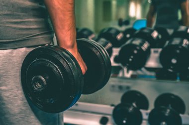 Spor salonunda vücut geliştirmeci