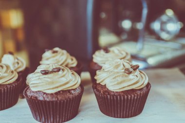 bir tepsi üzerinde pek çok güzel pastalar