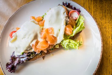 Ekmek te somon ile haşlanmış yumurta