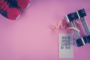 santimetre, pembe bir arka plan üzerinde halter