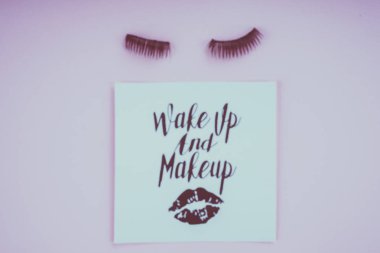 Pembe bir arka plan üzerinde çeşitli makyaj ürünleri