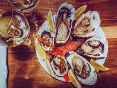 İstiridye masada şarap ile