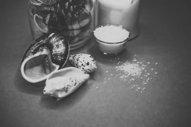 Arka plan spa kabukları mum ve tuz konu üzerinde