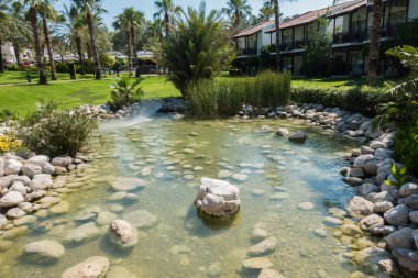 Güzel tatil beldesi. Yeşil ve çiçekler