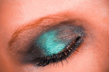 Yeşil gölgeli göz makyajı