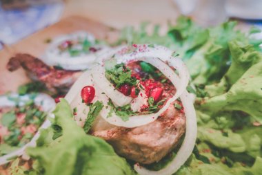 Tahtada dana kaçık. ızgara