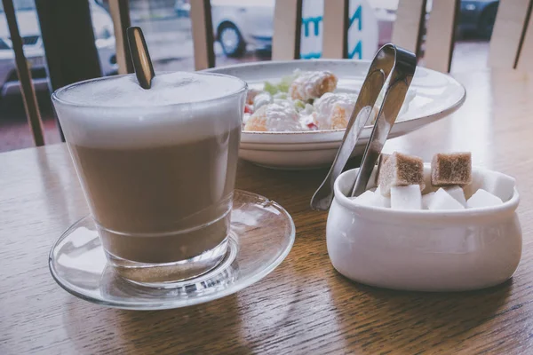 Morgon kaffe i caféet — Stockfoto