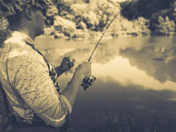 Der Fischer fischt im Sommer auf dem See — Stockfoto