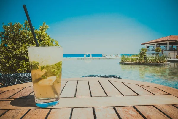 Cóctel Mojito sobre una mesa sobre un fondo marino — Foto de Stock