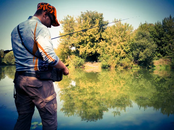 Il pescatore pesca sul lago in estate — Foto Stock