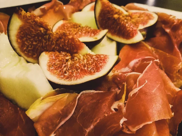 Pieces Meat Figs Plate — Stock Photo, Image