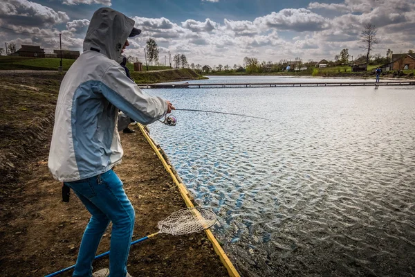 Νεαρός Που Ψαρεύει Στη Λίμνη — Φωτογραφία Αρχείου