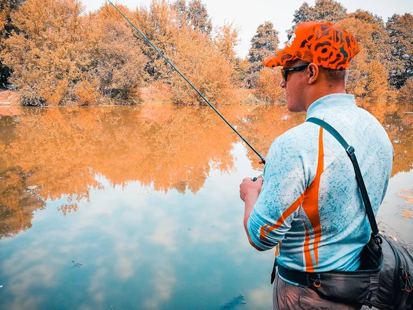 Giovanotto che pesca. bokeh, sfondo sfocato — Foto Stock