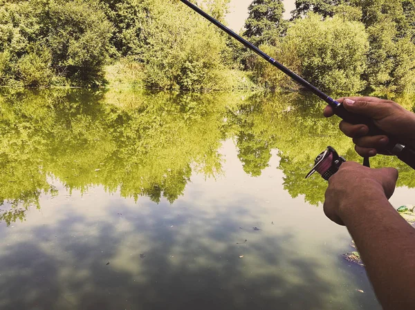 Giovanotto che pesca. bokeh, sfondo sfocato — Foto Stock