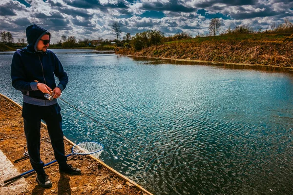 Joven Pescando Junto Lago — Foto de Stock