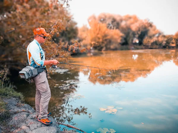 Joven pescando. bokeh, fondo borroso — Foto de Stock