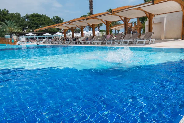 Çocuk havuza atlıyor.