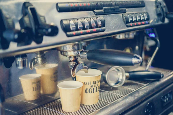 Kaffee Wird Einer Kaffeemaschine Zubereitet — Stockfoto