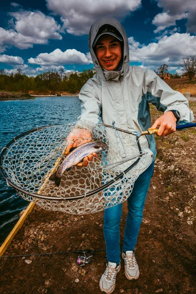 Joven Pescando Junto Lago — Foto de Stock