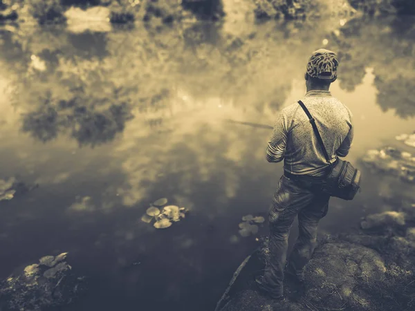 Giovanotto che pesca. bokeh, sfondo sfocato — Foto Stock