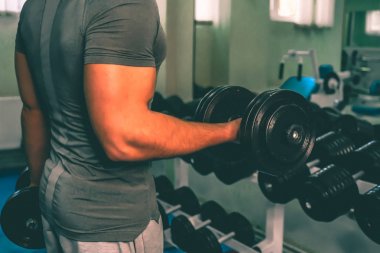 Spor salonunda vücut geliştirmeci