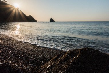 Deniz kenarında güzel gündoğumu