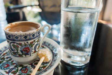 Masanın üzerinde Türk kahvesi