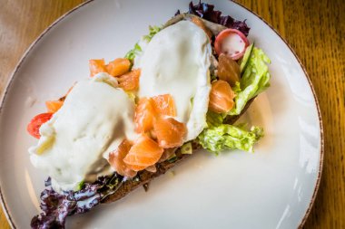 Ekmek te somon ile haşlanmış yumurta