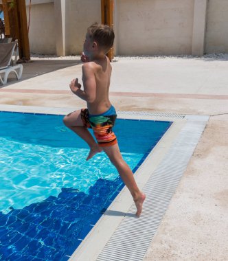 Çocuk havuza atladı.