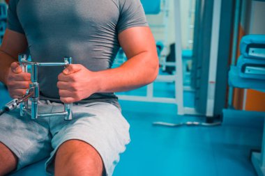 Spor salonunda vücut geliştirmeci