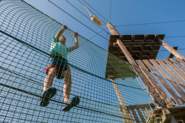 Halat Parkı çocuk tırmanıyor