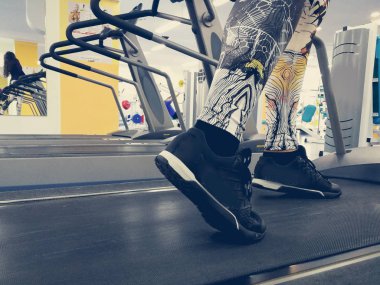 ayak koşu bandı üzerinde gitmek