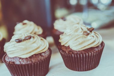 bir tepsi üzerinde pek çok güzel pastalar