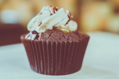 bir tepsi üzerinde pek çok güzel pastalar