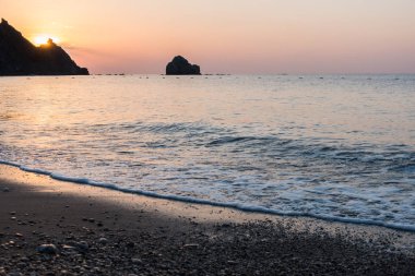 Gündoğumu kumsalda deniz