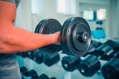 Spor salonunda vücut geliştirmeci
