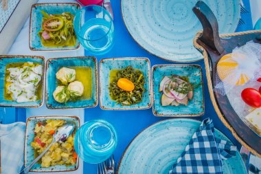 Bir balık restoranında farklı iştah açıcı atıştırmalıklar