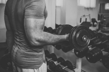 Spor salonunda vücut geliştirmeci