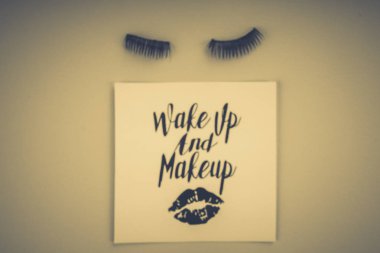 Pembe bir arka plan üzerinde çeşitli makyaj ürünleri