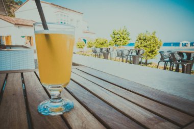 Deniz kenarındaki barda kokteyller.