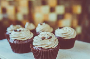 bir tepsi üzerinde pek çok güzel pastalar